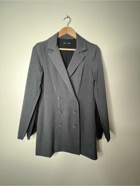 Double-Breasted Women's Gray Blazer With Optional Open Arms